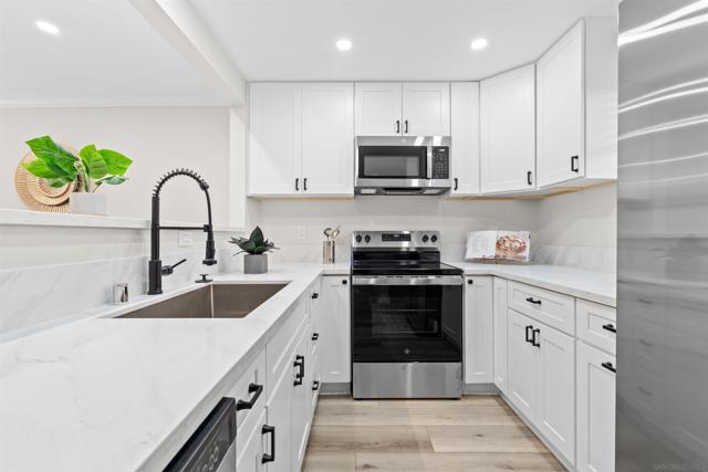 8870 Villa La Jolla Dr, La Jolla CA: https://media.crmls.org/mediaz/ffc1d302-ab88-49f5-a680-7606cf4743e5.jpg