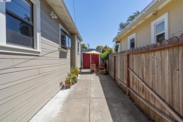 3144 60Th Ave, Oakland CA: https://media.crmls.org/mediaz/ffc22ac4-f804-42ed-be49-72ee32cd8f5c.jpg