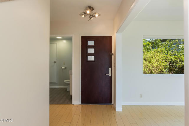 Detail Gallery Image 4 of 40 For 1932 Hilldale Dr, La Canada Flintridge,  CA 91011 - 4 Beds | 2/1 Baths