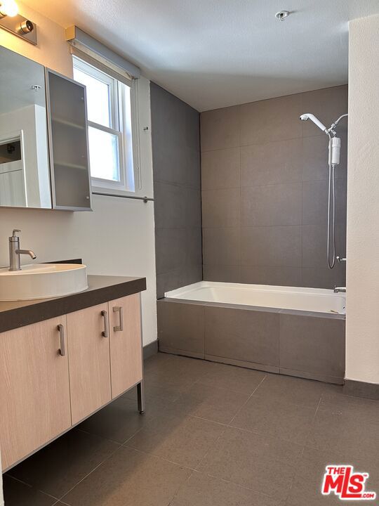 1234 Wilshire Boulevard, Los Angeles CA: https://media.crmls.org/mediaz/ffc292af-aad9-4f6c-a8a6-f07987469978.jpg