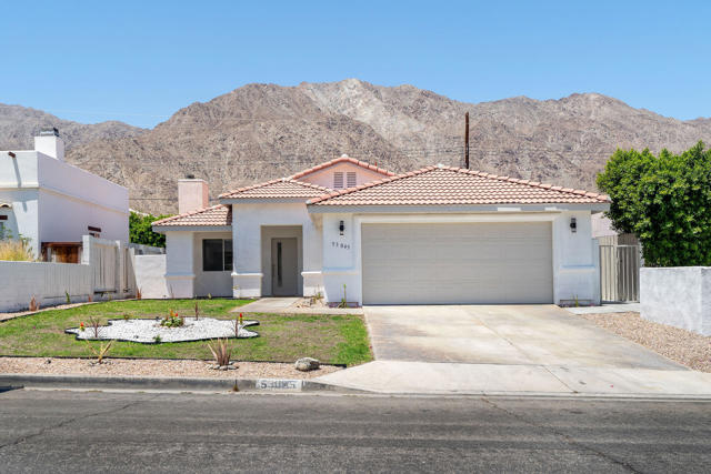 53045 Avenida Obregon, La Quinta CA: https://media.crmls.org/mediaz/ffc2a432-f4b5-42df-98bf-d3cac5a61bb3.jpg