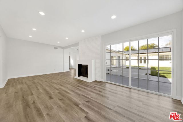 21819 Arminta Street, Canoga Park CA: https://media.crmls.org/mediaz/ffc5878e-5e4d-43ba-a816-ae8652f44864.jpg