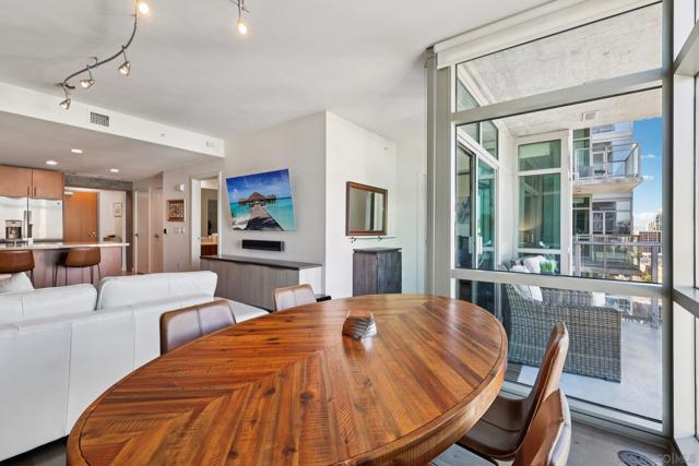 800 The Mark Ln, San Diego CA: https://media.crmls.org/mediaz/ffc5b3e2-6130-4374-8638-f260724c3dc4.jpg