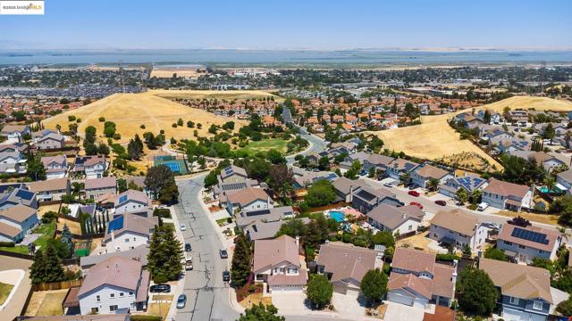 2 Quiet Path Ct, Pittsburg CA: https://media.crmls.org/mediaz/ffc5c61b-3869-4a7a-b7af-26d42cb8a432.jpg