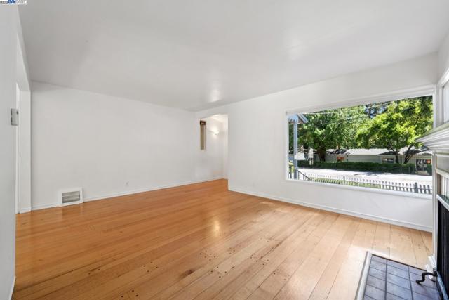 1658 Gouldin Rd, Oakland CA: https://media.crmls.org/mediaz/ffc6c861-6b14-407d-8e53-6bc73c60ffd9.jpg