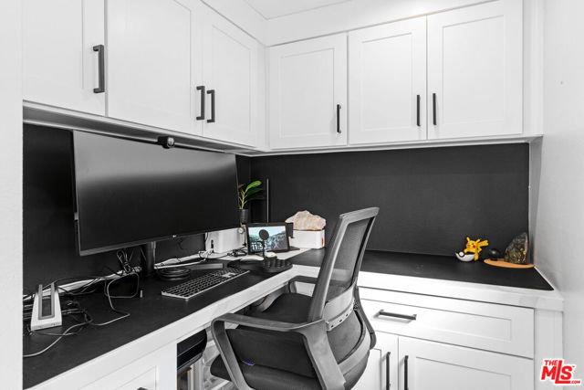 4360 Glencoe Avenue, Marina del Rey CA: https://media.crmls.org/mediaz/ffc82d3c-05f6-4e55-b393-7b7ce70ea623.jpg