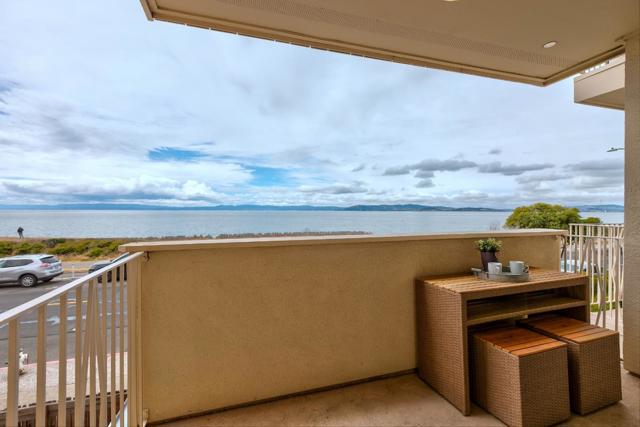 933 Shoreline Drive, Alameda CA: https://media.crmls.org/mediaz/ffc8803d-63a5-4efc-9c06-fcfb6b0a7643.jpg