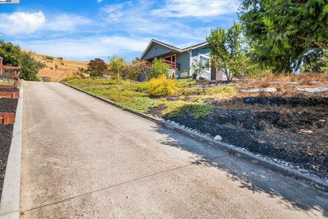 26928 Palomares Rd, Castro Valley CA: https://media.crmls.org/mediaz/ffc94beb-c06a-49bd-a8ee-7d39d7196366.jpg