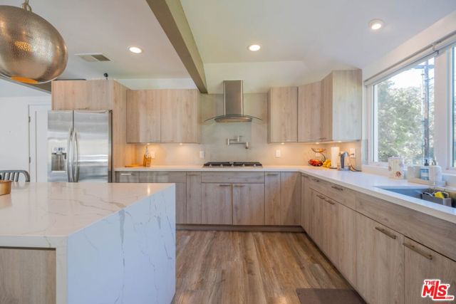 2760 E Glenoaks Boulevard, Glendale CA: https://media.crmls.org/mediaz/ffc9f7af-2da8-490e-a6ec-5ab3213f2f6a.jpg