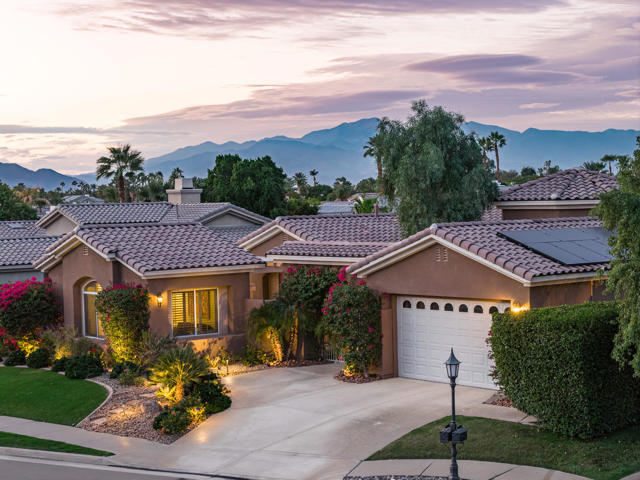 6 Dickens Court, Rancho Mirage CA: https://media.crmls.org/mediaz/ffca3ecb-997b-41dd-a8d0-e0d8c73aaf41.jpg