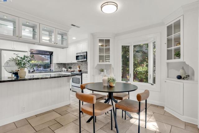 394 Camelback Rd, Pleasant Hill CA: https://media.crmls.org/mediaz/ffcb453b-c593-46a2-a333-065d32e0e919.jpg