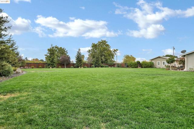 4828 Sellers Ave, Brentwood CA: https://media.crmls.org/mediaz/ffcbf323-3668-4af8-b883-96aecfe60f3d.jpg