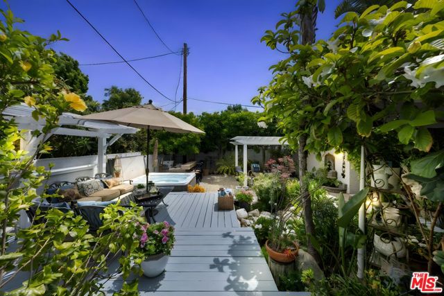 6432 Petit Avenue, Van Nuys CA: https://media.crmls.org/mediaz/ffcc06ca-5870-45cc-9e91-093438535309.jpg