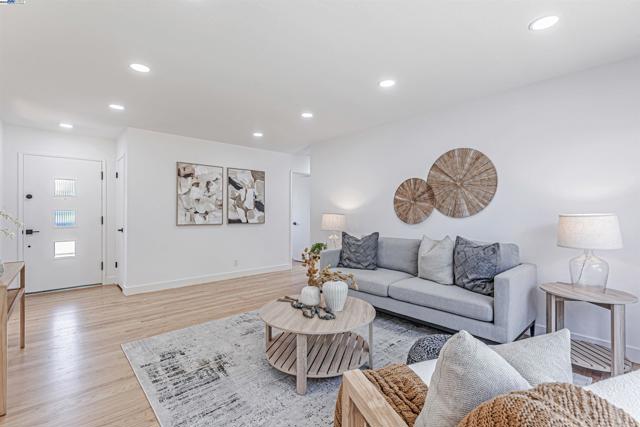 37972 Ballard Dr, Fremont CA: https://media.crmls.org/mediaz/ffcc3e52-de15-4ff3-8d43-a93127859c1e.jpg