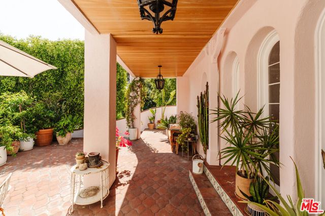 5163 Franklin Avenue, Los Angeles CA: https://media.crmls.org/mediaz/ffcc5b41-91d5-44fc-9021-58c07e265c85.jpg