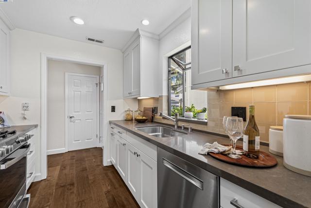 163 Gladys Ave, Mountain View CA: https://media.crmls.org/mediaz/ffcd3d9f-cb67-4198-aaa4-852303da1ca0.jpg
