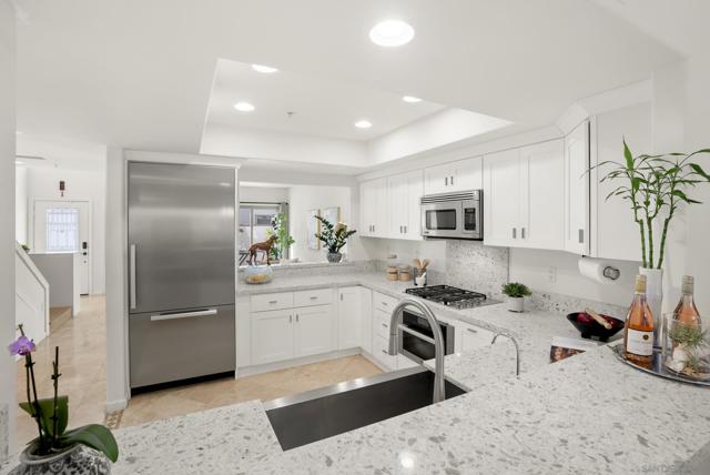 7520 Draper Ave, La Jolla CA: https://media.crmls.org/mediaz/ffcf3b07-8774-4830-98f7-45dfbdb03e10.jpg