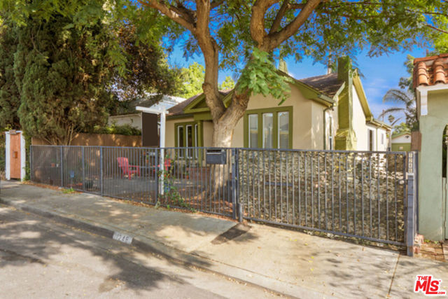 1246 N Genesee Avenue, West Hollywood CA: https://media.crmls.org/mediaz/ffcf3d30-f478-4db1-9041-18832c9bfd65.jpg