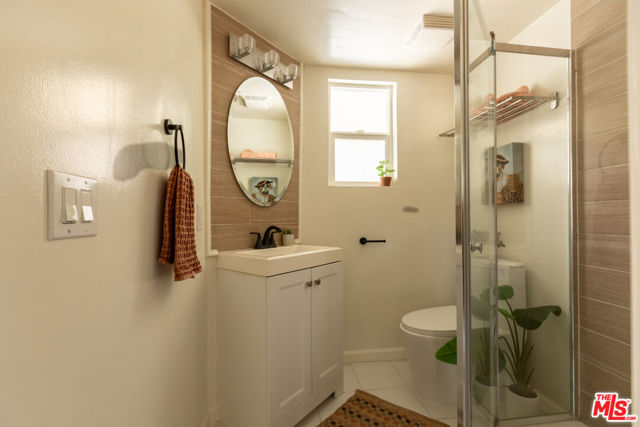 5018 Valleydale Avenue, Los Angeles CA: https://media.crmls.org/mediaz/ffcf4846-6eb5-4cb3-bd36-7c93d61edc46.jpg