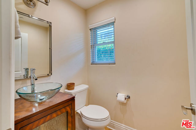 3005 Grand Canal Court, Venice CA: https://media.crmls.org/mediaz/ffcf8be6-1305-4bb6-bafa-ef0701900381.jpg