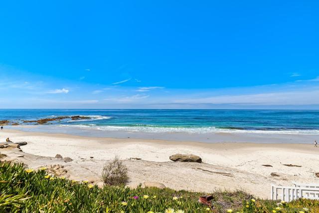 8561 Villa La Jolla Dr, La Jolla CA: https://media.crmls.org/mediaz/ffd0a317-11be-448e-9239-b96c6621b0a3.jpg