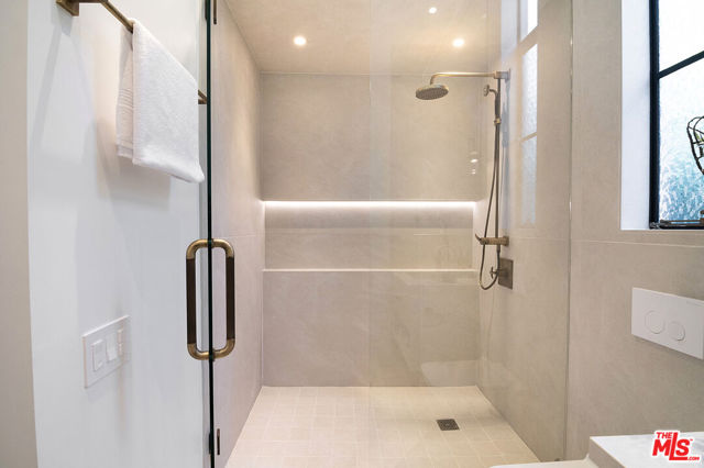 745 E Sunset Avenue, Venice CA: https://media.crmls.org/mediaz/ffd198bf-edbd-4783-9eed-f94f10c1087d.jpg