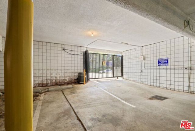 6624 Springpark Avenue, Los Angeles CA: https://media.crmls.org/mediaz/ffd285a7-3ef0-4a78-88b2-b1ae84aae0f3.jpg