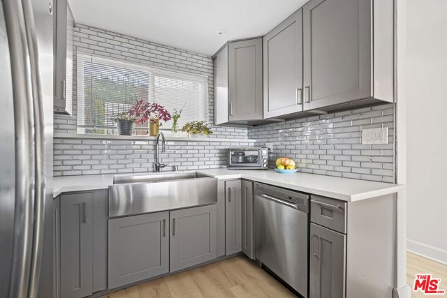 4553 Don Ricardo Drive, Los Angeles CA: https://media.crmls.org/mediaz/ffd2acf7-3324-4150-81d8-d5c837a49d35.jpg