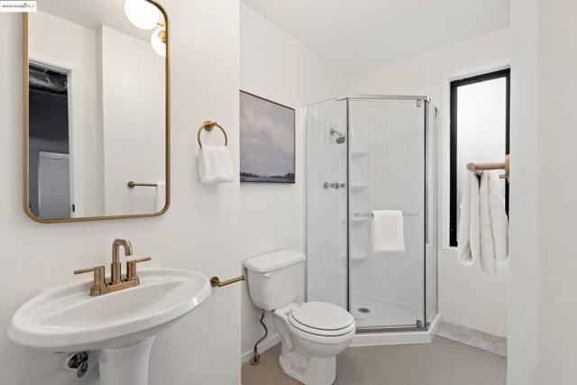 1048 Annerley Rd, Oakland CA: https://media.crmls.org/mediaz/ffd2b810-d874-4ba6-b974-98ff37d72f47.jpg
