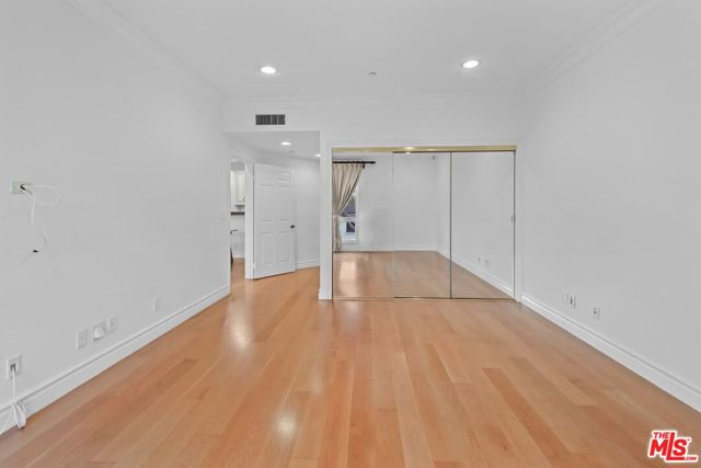 121 N Almont Drive, Beverly Hills CA: https://media.crmls.org/mediaz/ffd32a6e-5883-499a-9855-4b5f78e90281.jpg