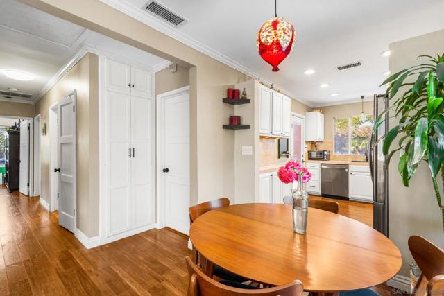 6677 W 88th St, Los Angeles CA: https://media.crmls.org/mediaz/ffd37a10-31e6-4803-aad3-5eda064047c2.jpg