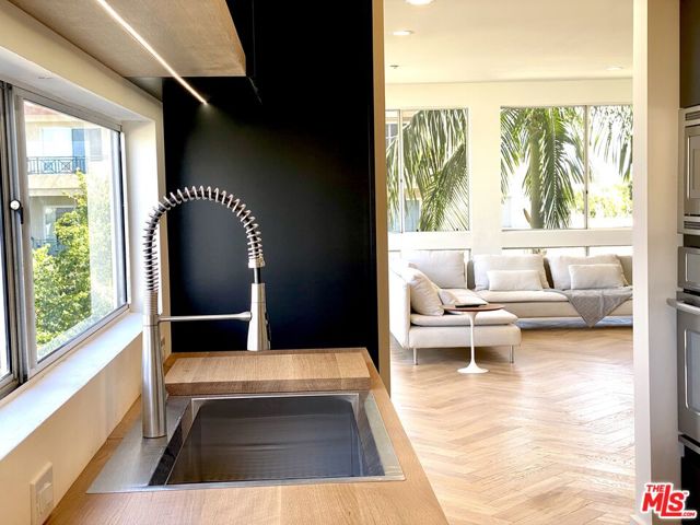 2237 S Bentley Avenue, Los Angeles CA: https://media.crmls.org/mediaz/ffd77d94-86a7-4019-970c-6b7239e9969d.jpg
