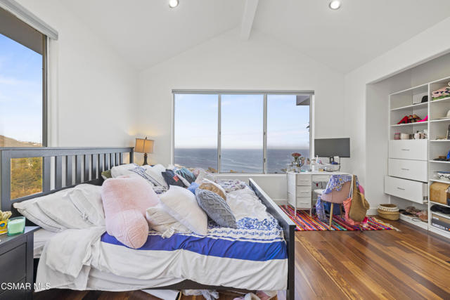 31505 Pacific Coast Highway, Malibu CA: https://media.crmls.org/mediaz/ffd7b228-c85b-4713-a09f-e2389a496902.jpg