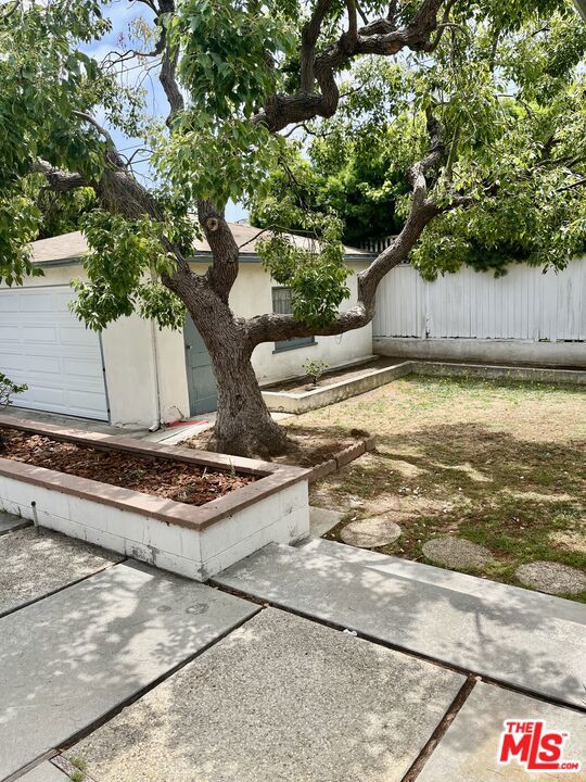 3331 Inglewood Boulevard, Los Angeles CA: https://media.crmls.org/mediaz/ffd7dce0-0c29-43aa-9a64-38c21d760717.jpg