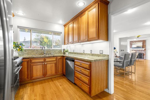 2741 Doverton Square, Mountain View CA: https://media.crmls.org/mediaz/ffd9771b-a9c3-4032-a71f-bfb02f1fac9b.jpg