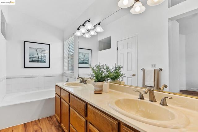 20 Goldmeadow Ct, Brentwood CA: https://media.crmls.org/mediaz/ffd990be-6364-46dd-8e9d-abf08b84ed93.jpg