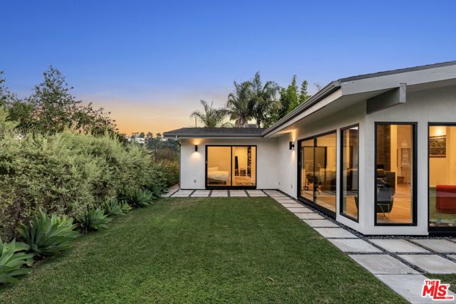 8400 Edwin Drive, Los Angeles CA: https://media.crmls.org/mediaz/ffda7acd-069b-46e5-9343-3c522b5272d7.jpg