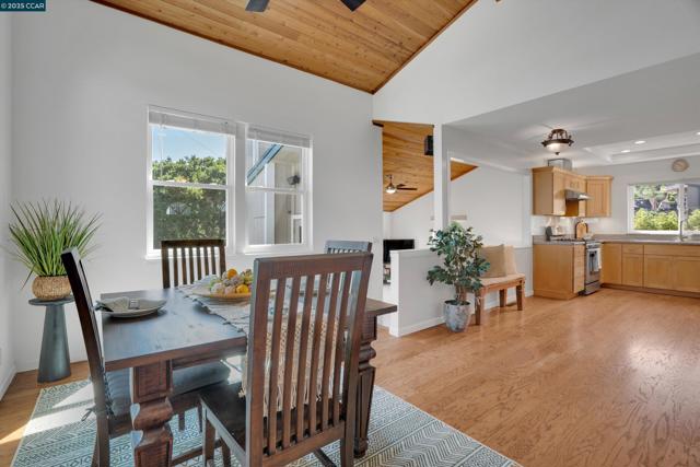 1027 W Arlington Way, Martinez CA: https://media.crmls.org/mediaz/ffda8987-9160-4bf5-a6a2-afd97804665b.jpg
