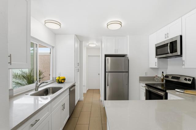 Detail Gallery Image 4 of 21 For 1089 Woodlake Drive, Cardiff By The Sea,  CA 92007 - 3 Beds | 3 Baths