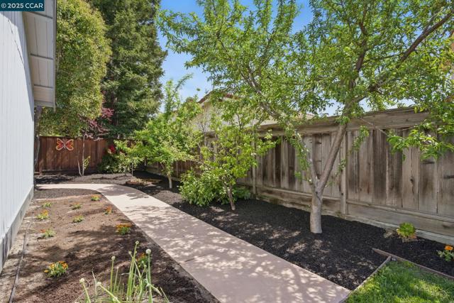 17 Bliss Ct., Pleasant Hill CA: https://media.crmls.org/mediaz/ffdc0391-60e9-499b-b9c7-cd3d24329dc5.jpg