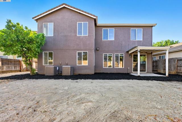 775 Sweetwood Ln, Patterson CA: https://media.crmls.org/mediaz/ffdc0442-23f0-4959-bd43-669378e75b9c.jpg