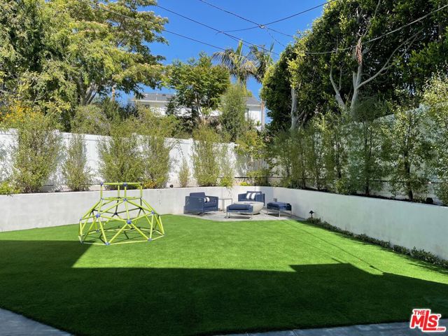 530 Arbramar Avenue, Pacific Palisades CA: https://media.crmls.org/mediaz/ffdda002-69c0-41b6-b660-32b82497fc12.jpg