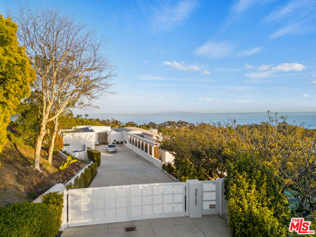 27454 Winding Way, Malibu CA: https://media.crmls.org/mediaz/ffde0269-7690-4cd5-a4b7-ce947927e797.jpg