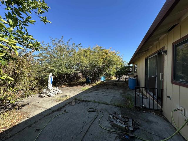 1988 Calaveras Dr, Pittsburg CA: https://media.crmls.org/mediaz/ffde393f-02d0-424c-8c5d-f84ab31c49be.jpg