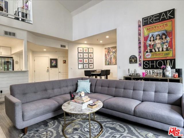 4477 Woodman Avenue, Sherman Oaks CA: https://media.crmls.org/mediaz/ffdfaf19-bc0f-4f77-9f46-0f61570b54e1.jpg