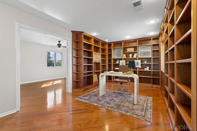 987 Palencia Ct, Chula Vista CA: https://media.crmls.org/mediaz/ffdff4ea-7bff-4890-9c71-d71873a95d70.jpg