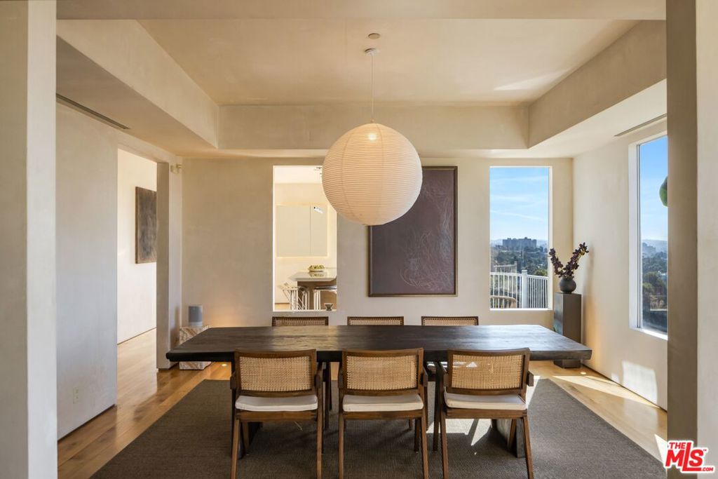 https://media.crmls.org/mediaz/ffe025f0-a34d-46eb-aac6-1cc5805c88da.jpg?preset=X-Large