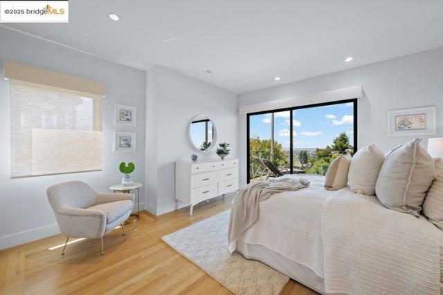 310 Pacific Ave, Piedmont CA: https://media.crmls.org/mediaz/ffe094ff-feda-461a-a233-de91b9ddf027.jpg