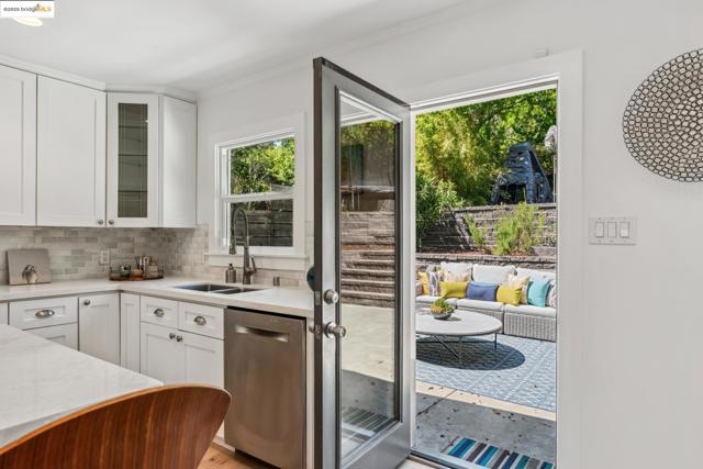 2847 Shasta Rd, Berkeley CA: https://media.crmls.org/mediaz/ffe0c051-2118-4059-9606-9fbd5ad2a65d.jpg