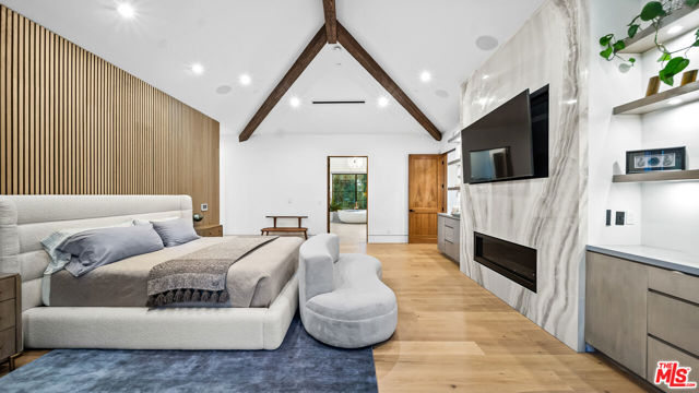 18762 Wells Drive, Tarzana CA: https://media.crmls.org/mediaz/ffe0d9b9-b7c8-4fe4-b3eb-109d0a8be7f8.jpg